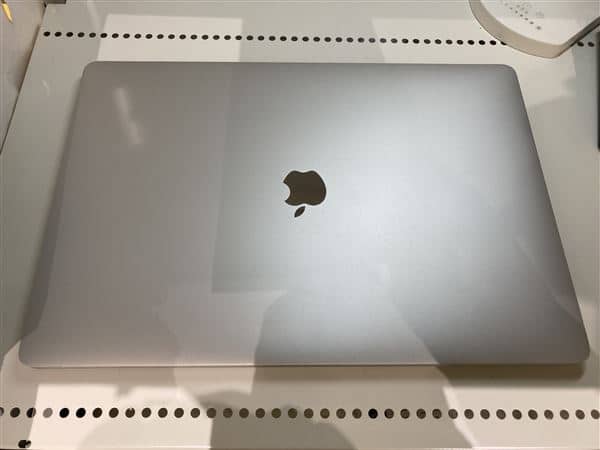 【中古】【安心保証】 MacBookPro 2019年 MVVM2J/A