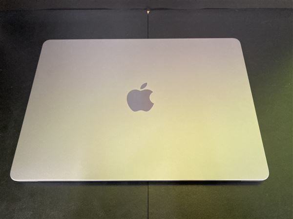【中古】【安心保証】 MacBookAir 2022年 MLXW3J/A