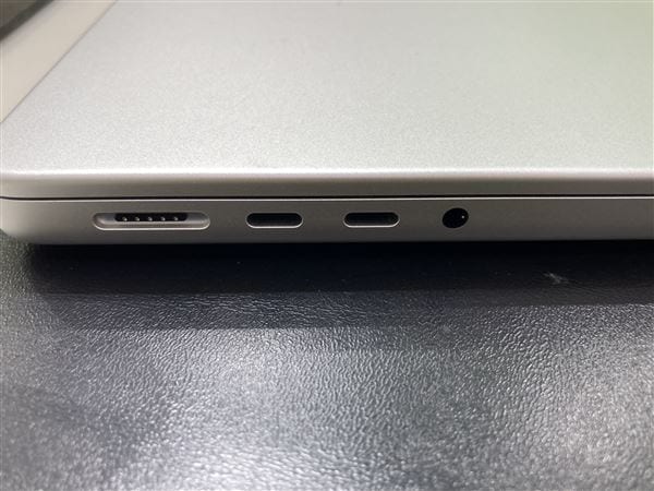 yÁzySۏ؁z MacBookPro 2024N MW2W3J/A