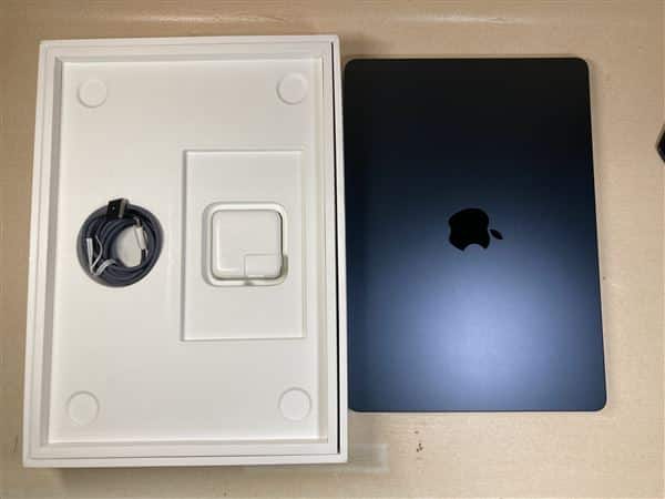 【中古】【安心保証】 MacBookAir 2022年 MLY33J/A